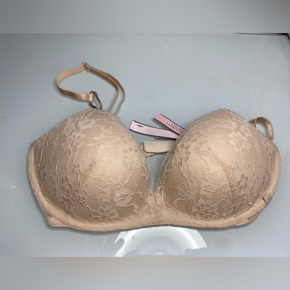 NWT VICTORIA'S SECRET
Sexy Tee Posey Lace Wireless Push-Up Bra 34B